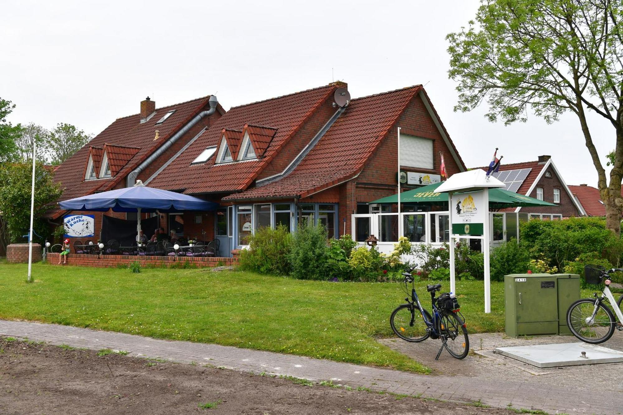 Pension Restaurant Pizzeria Lion Krummhörn Exterior foto